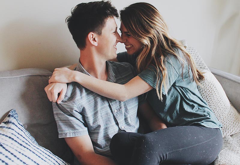 Pareja en casa