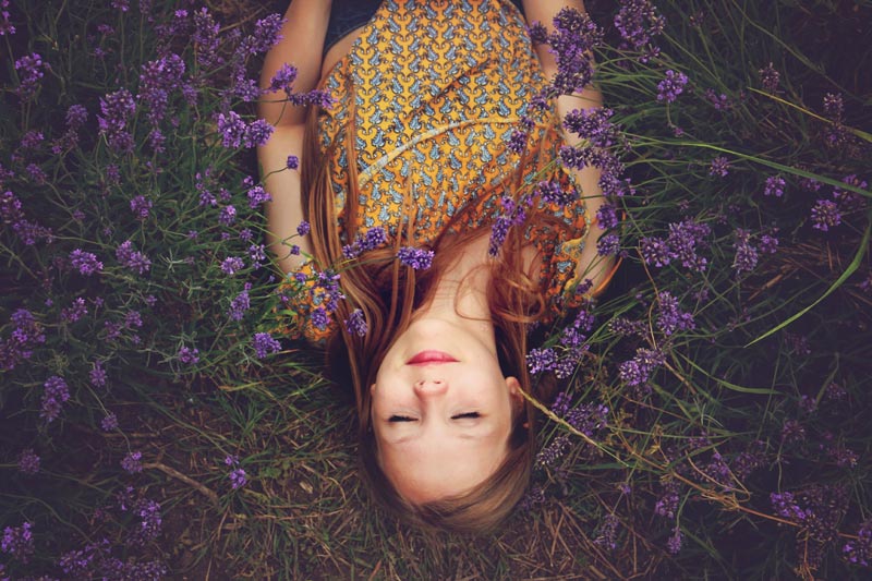 Mujer tumbada sobre lavanda