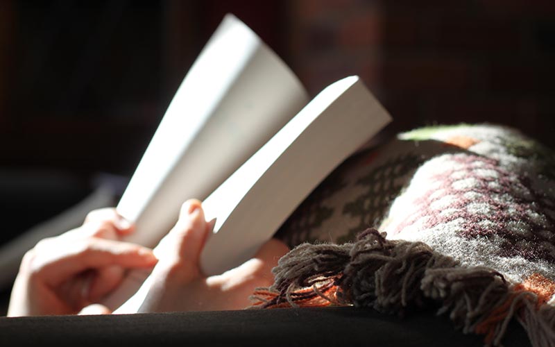 Hombre leyendo