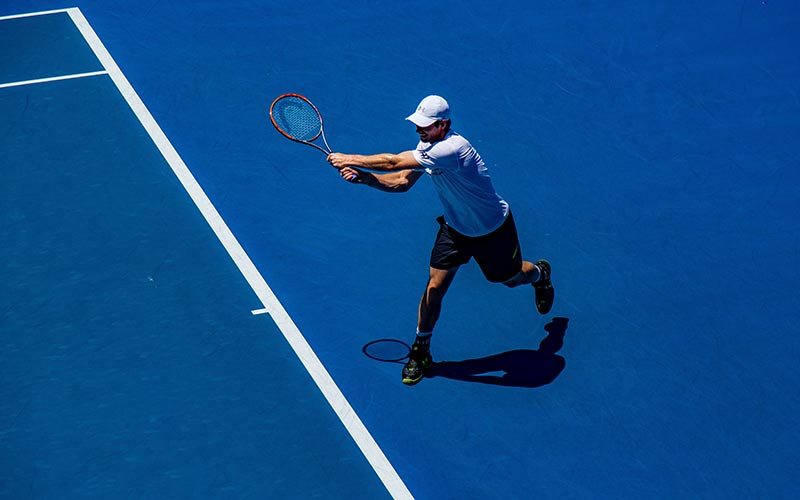 Hombre jugando al tenis