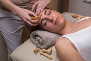 Descubre qué es la maderoterapia facial
