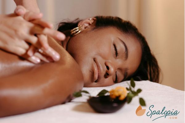 Masajes con cúrcuma: qué son y qué beneficios aportan