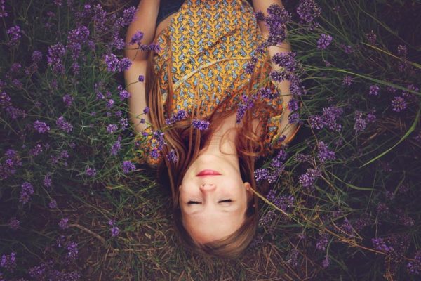 Mujer tumbada sobre lavanda