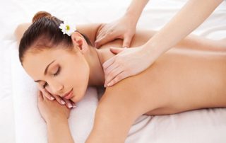 Masajes relajantes con aceites esenciales veraniegos